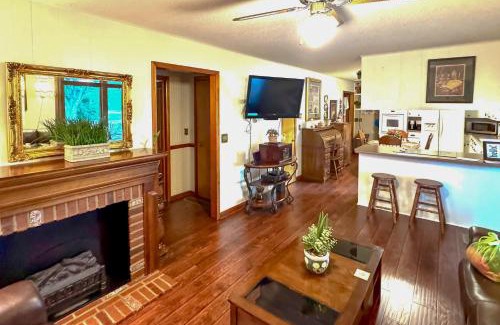 Windsor Maison | Russell Springs Getaway, 10 Mi to Lake Cumberland!