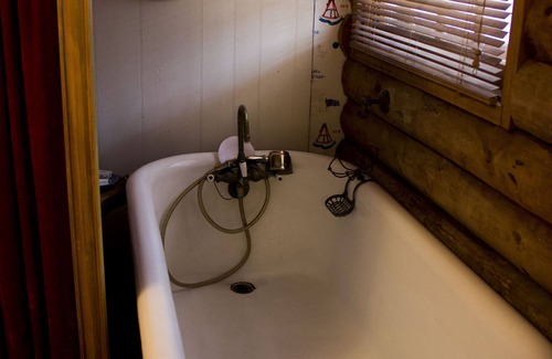 Spencer Lit Et Petit-Déjeuner | Russian and South African room in cabin surrounded by state forest