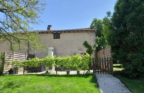 La Bataille Maison | Rustic 2 bed gite sleeps 4 near Chef Boutonne