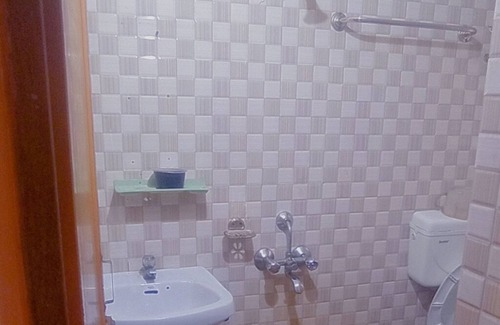 South Dum Dum Appartement | Rustic 2BHK Flat in Dum Dum Kolkata with AC