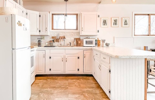 De Lancey Cabine | Views for Miles at this 2 BR Bucolic Mountain Cabin