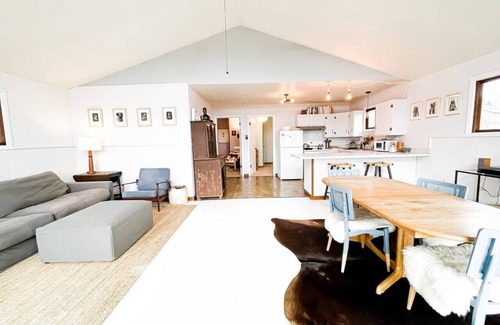 De Lancey Cabine | Views for Miles at this 2 BR Bucolic Mountain Cabin