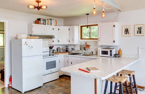De Lancey Cabine | Views for Miles at this 2 BR Bucolic Mountain Cabin
