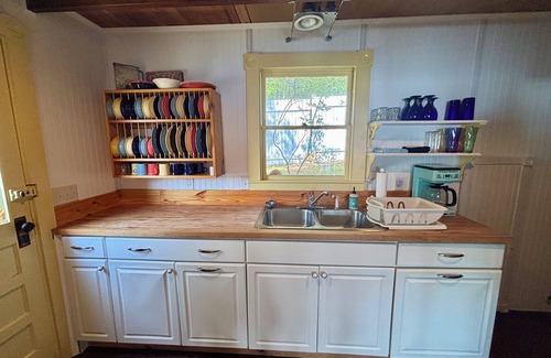 Alton Bay Cabine | Rustic 4-bedroom cabin with WiFi, AC in charming Alton Bay on Lake Winni.