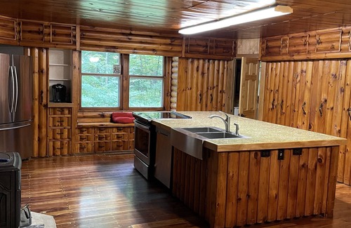 Croghan Maison | MAISON ADIRONDACK RUSTIQUE SUR L'ÉTANG FRANÇAIS / PLAGE PRIVÉE SANDY