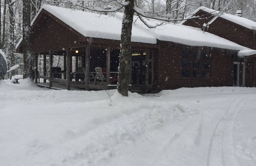 Croghan Maison | MAISON ADIRONDACK RUSTIQUE SUR L'ÉTANG FRANÇAIS / PLAGE PRIVÉE SANDY