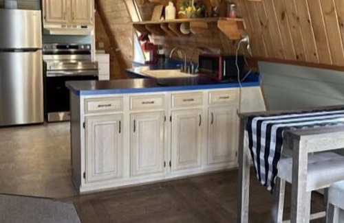 Laurens Appartement | Rustic and charming apartment above detached log garage. 10 mins from A.S.V.