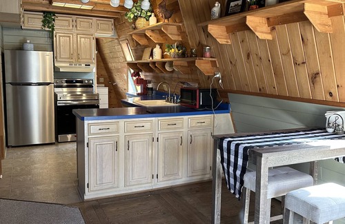 Laurens Appartement | Rustic and charming apartment above detached log garage. 10 mins from A.S.V.