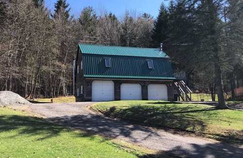 Laurens Appartement | Rustic and charming apartment above detached log garage. 10 mins from A.S.V.