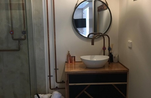 Freeburgh Maison | Grange rustique sur la rivière Ovens avec retraite de tente Bell