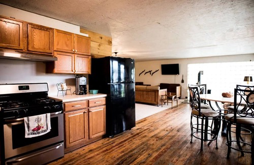 Pine Grove Maison | Rustic Barnstay on 66 acres