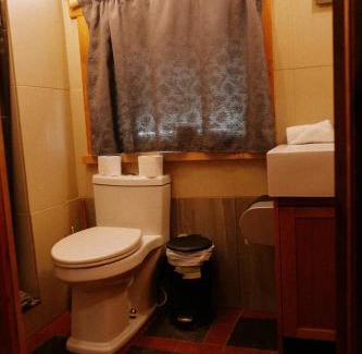 Golden Hôtel | Rustic Beaverfoot Lodge Room N5