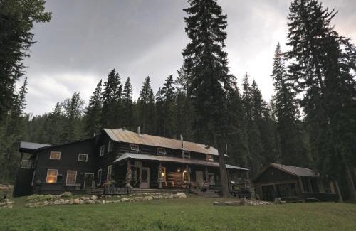 Golden Hôtel | Rustic Beaverfoot Lodge Room N5
