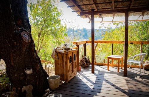 Kfar Hoshen Chalet De Ski | Rustic Cabin in the Galilee with Pastoral Views