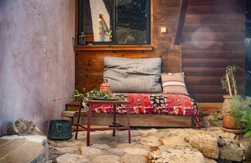 Kfar Hoshen Chalet De Ski | Rustic Cabin in the Galilee with Pastoral Views
