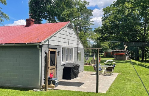 Eagle Rock Cabine | Rustic cabin located in Eagle Rock, Va. on Craigs Creek with plenty of perks.