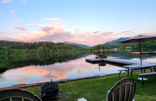 Mineral Cabine | Rustic cabin w/hot tub and sauna on the lake with Mountain view
