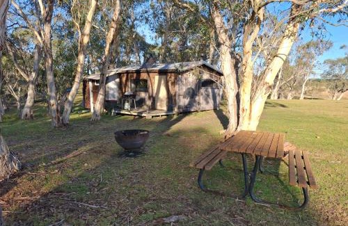 Oallen Autre | Rustic Cabin with moon bathing for a city escape