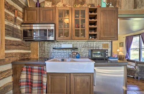 Linden Maison | Rustic Cabin with Mtn Views, Deck and Fire Pit!