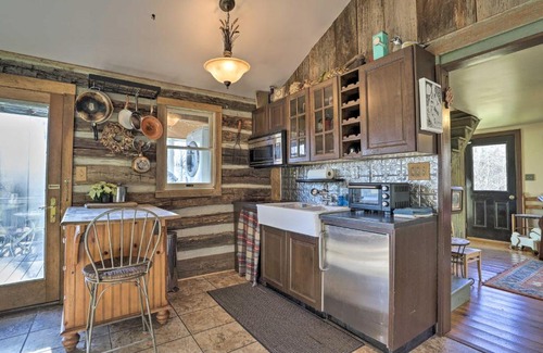 Linden Maison | Rustic Cabin with Mtn Views, Deck and Fire Pit!