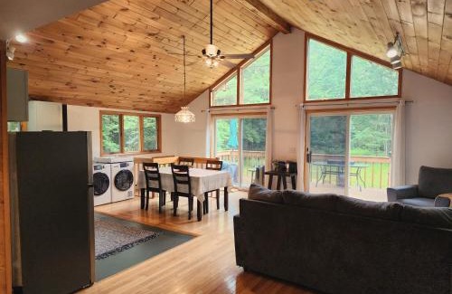 Prattsville Chalet De Ski | Rustic Catskills Cabin with Hot Tub and Mountain Views