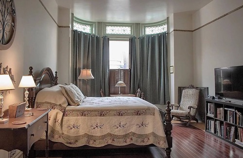 Ranshaw Lit Et Petit-Déjeuner | Bittersweet: Relaxing Room in the Heart of Shamokin: AC, Roku, & City Views