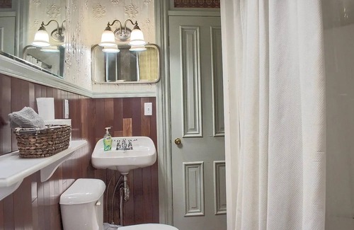 Ranshaw Lit Et Petit-Déjeuner | Bittersweet: Relaxing Room in the Heart of Shamokin: AC, Roku, & City Views