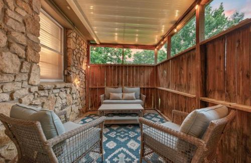Owasso Maison | Rustic Charm Owasso Retreat