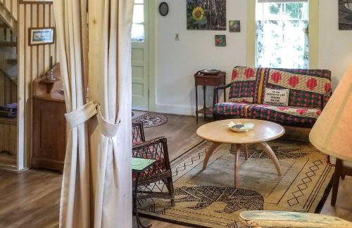 Northfield Maison | Rustic-Chic Cottage with Yard and Grill - Near Hiking!