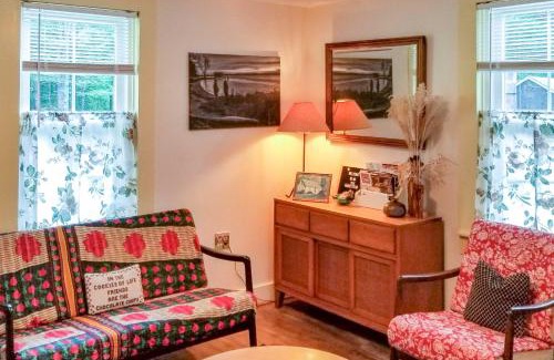 Northfield Maison | Rustic-Chic Cottage with Yard and Grill - Near Hiking!