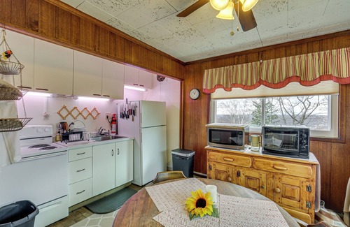 West Mifflin Maison | ‘Rustic Chic’ Retreat: 4 Mi to Kennywood!