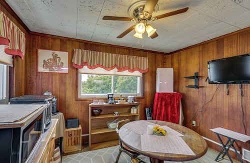 West Mifflin Maison | ‘Rustic Chic’ Retreat: 4 Mi to Kennywood!