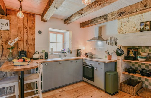 Montcabrier Maison | Rustic country house with courtyard and spa bath