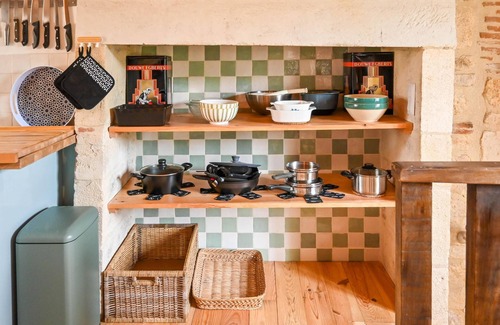Montcabrier Maison | Rustic country house with courtyard and spa bath