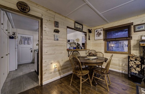 Rye Cabine | Rustic Cozy Cabin at the base of Greenhorn Mountian