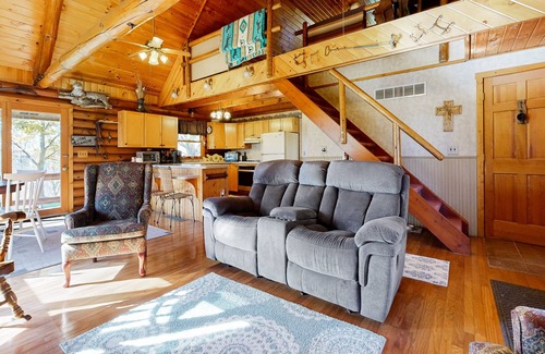 Buffalo Prairie Cabine | Rustic dog-friendly cabin with fireplace, open layout, grill, W/D, & firepit