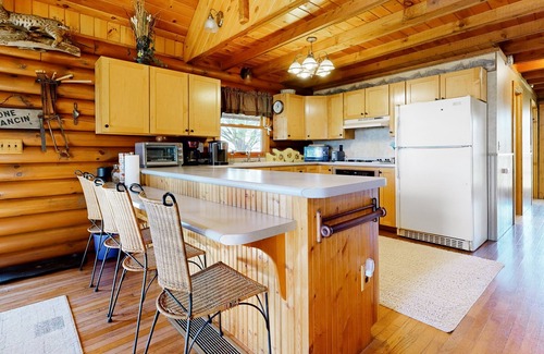 Buffalo Prairie Cabine | Rustic dog-friendly cabin with fireplace, open layout, grill, W/D, & firepit