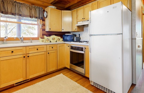 Buffalo Prairie Cabine | Rustic dog-friendly cabin with fireplace, open layout, grill, W/D, & firepit