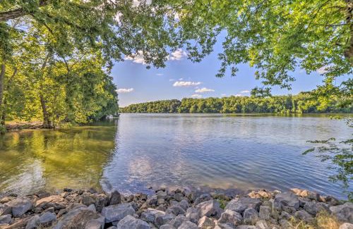 Dover Maison | Rustic Dover Retreat with Porch - Walk to Boat Ramp!
