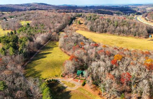 Fancy Gap Maison | Rustic Fancy Gap Cabin with Blue Ridge Parkway Views