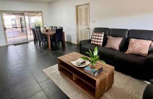 Bagshot Autre | Rustic Farm House Stay- Bendigo w/ pool and spa. Pet Friendly!
