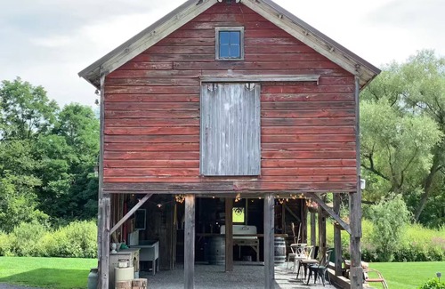 Climax Maison | Rustic Glamping Cabin by creek in Hudson Valley