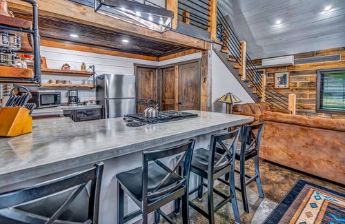 De Soto Cabine | Rustic Hideaway Sleeps 4 HOT TUB