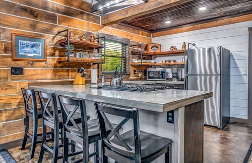 De Soto Cabine | Rustic Hideaway Sleeps 4 HOT TUB
