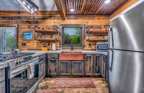 De Soto Cabine | Rustic Hideaway Sleeps 4 HOT TUB