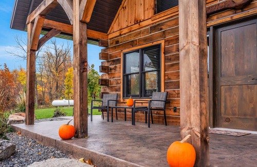 De Soto Cabine | Rustic Hideaway Sleeps 4 HOT TUB