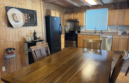 Mineral Wells Cabine | Rustic Hillside Cabin near Mineral Wells - 2 bedrooms, Brazos River Access