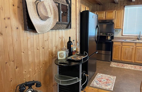 Mineral Wells Cabine | Rustic Hillside Cabin near Mineral Wells - 2 bedrooms, Brazos River Access