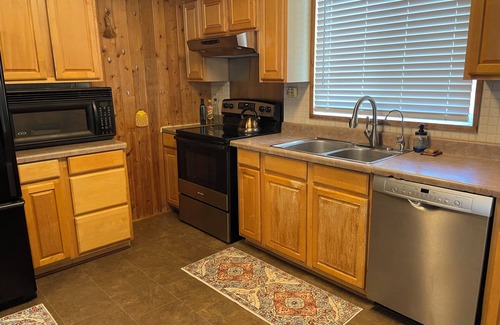 Mineral Wells Cabine | Rustic Hillside Cabin near Mineral Wells - 2 bedrooms, Brazos River Access