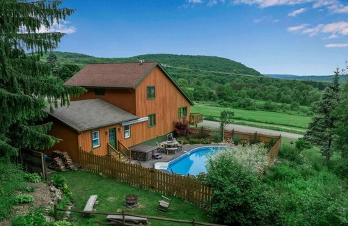 West Valley Chalet De Ski | Rustic hillside cabin with spectacular views